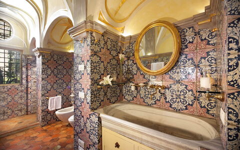 Palazzo Santa Croce: Interieur Ontwerp, Flooring, Tegel, Plafond, Loodgieterswerkinrichting, Mozaïek, Ceramic, Badkamer, Porselein, Kraan