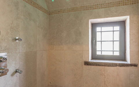 Villa del Colle: Plafond, Flooring, Lichte Inrichting, Verdieping, Badkamer, Loodgieterswerkinrichting, Douchekop, Douche, Loodgieter, Natuurlijk Materiaal
