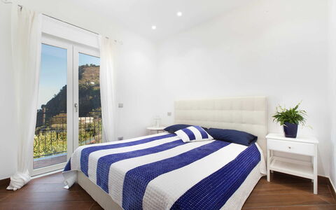 Villa del Saraceno: Bed, Meubilair, Slaapkamer, Interieur Ontwerp, Bedding, Laken, Hout, Linens, Verdieping, Flooring