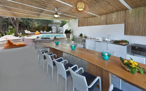 Villa delle Sirene: Meubilair, Interieur Ontwerp, Plafond, Stoel, Tafel, Countertop, Toevlucht, Kamerplant, Keuken En Eettafel, Keuken