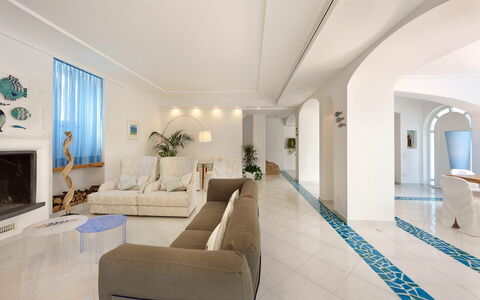 Villa delle Sirene: Flooring, Interieur Ontwerp, Verdieping, Meubilair, Plafond, Bankstel, Verlichting, Kamer, Appartement, Woonkamer