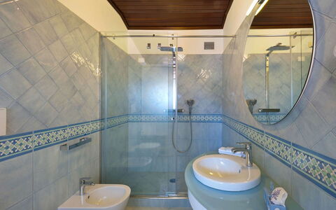 Villa delle Sirene: Loodgieterswerkinrichting, Flooring, Badkamer, Interieur Ontwerp, Verdieping, Wastafel In De Badkamer, Wastafel, Kraan, Loodgieter, Tegel