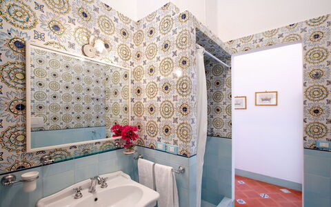 Villa Elyseum: Flooring, Verdieping, Interieur Ontwerp, Badkamer, Wastafel In De Badkamer, Loodgieterswerkinrichting, Tegel, Mozaïek, Plafond, Wastafel