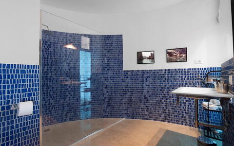 Villa Ettore: Blauw, Flooring, Verdieping, Interieur Ontwerp, Samengesteld Materiaal, Loodgieterswerkinrichting, Tegel, Loodgieter, Plafond, Badkamer