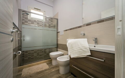 Villa Gea: Flooring, Loodgieterswerkinrichting, Badkamer, Verdieping, Interieur Ontwerp, Toilet, Wc Bril, Wastafel, Wastafel In De Badkamer, Plafond