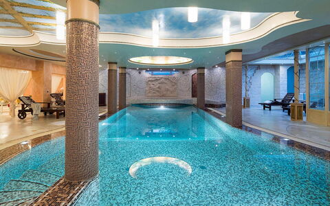 Villa Gemma: Interieur Ontwerp, Flooring, Verlichting, Verdieping, Plafond, Toevlucht, Lichte Inrichting, Hotel, Lobby, Zwembad