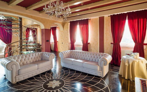 Villa Gemma: Meubilair, Interieur Ontwerp, Flooring, Bankstel, Verdieping, Woonkamer, Verlichting, Plafond, Kamer