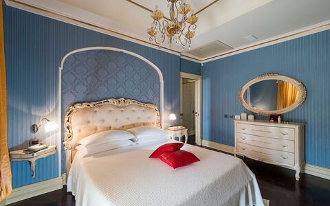 Villa Gemma: Meubilair, Slaapkamer, Interieur Ontwerp, Bed, Laken, Bedding, Plafond, Textiel, Verlichting, Linens