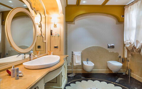 Villa Gemma: Interieur Ontwerp, Wastafel In De Badkamer, Loodgieterswerkinrichting, Wastafel, Flooring, Kraan, Badkamer, Verlichting, Loodgieter, Plafond
