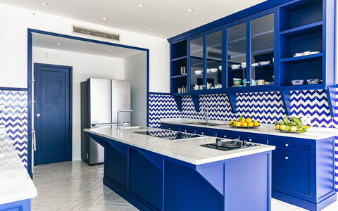 Villa Heart: Blauw, Interieur Ontwerp, Keuken, Meubilair, Flooring, Verdieping, Cabinetry, Plafond, Countertop, Kamer