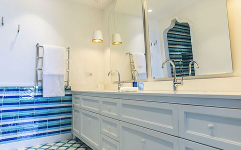 Villa Heart: Blauw, Flooring, Interieur Ontwerp, Loodgieterswerkinrichting, Verdieping, Badkamerkast, Tegel, Loodgieter, Kraan, Badkamer