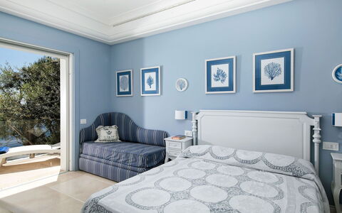 Villa Ieranto 6: Blauw, Meubilair, Interieur Ontwerp, Muur, Plafond, Verdieping, Slaapkamer, Textiel, Flooring, Bed