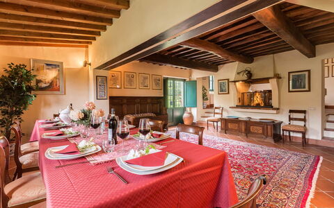 Villa Il Castagno: Muur, Meubilair, Huis, Stoel, Eetkamer, Keuken En Eettafel, Kamerplant, Ontwerp, Villa, Hotel