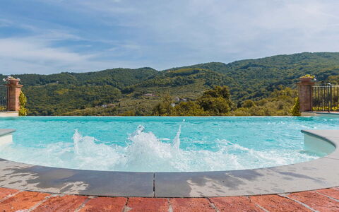 Villa Il Castagno: Bergachtig Landvormen, Heuvel, Zwembad, Berg, Bergketen, Ridge, Toevlucht, Eco Hotel, Waterpartij, Badplaats