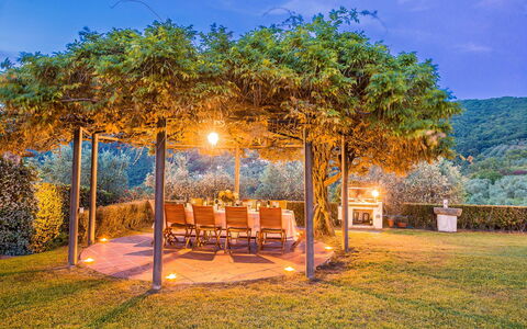 Villa Il Castagno: Natuur, Tuin, Schaduw, Zonlicht, Landscaping, Landschap Verlichting, Eco Hotel, Werf, Backyard, Hacienda