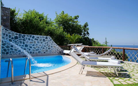 Villa Il Sogno di Praiano: Blauw, Zwembad, Buitenmeubels, Toevlucht, Paraplu, Eco Hotel, Vrije Tijd, Schaduw, Stoel, Tropen