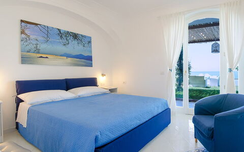 Villa Il Sogno di Praiano: Blauw, Meubilair, Interieur Ontwerp, Verdieping, Slaapkamer, Zee, Bed, Kamer, Plafond, Bedding