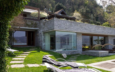 Villa Isa: Huis, Architectuur, Huis, Dak, Verblijf, Landgoed, Helling, Balkon, Villa, Landscaping