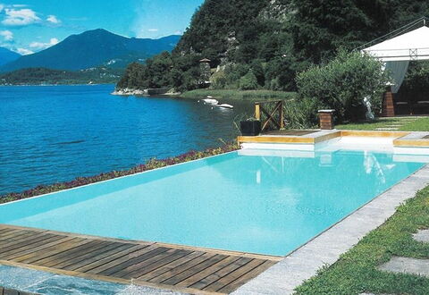 Villa Isa: Blauw, Water, Zwembad, Toevlucht, Samengesteld Materiaal, Vrije Tijd, Eco Hotel, Schaduw, Waterpartij, Buitenmeubels