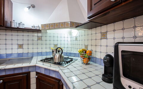 Villa Isabella: Keuken, Countertop, Interieur Ontwerp, Toestel Van De Keuken, Flooring, Fornuis, Major Appliance, Verdieping, Tegel, Gasfornuis