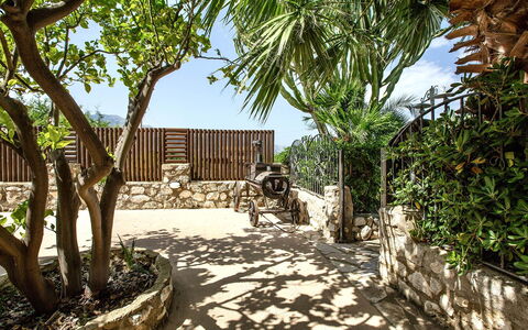 Villa Isabella: Tuin, Schaduw, Landscaping, Flagstone, Backyard, Werf, Oprit, Binnenplaats