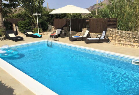 Villa Isabella: Zwembad, Toevlucht, Buitenmeubels, Meubilair, Vrije Tijd, Samengesteld Materiaal, Paraplu, Ligstoel, Eco Hotel, Stoel