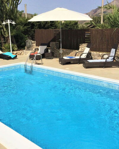 Villa Isabella: Zwembad, Toevlucht, Buitenmeubels, Meubilair, Vrije Tijd, Samengesteld Materiaal, Paraplu, Ligstoel, Eco Hotel, Stoel