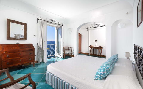 Villa Magnolia: Blauw, Meubilair, Flooring, Verdieping, Interieur Ontwerp, Slaapkamer, Zee, Bed, Appartement, Kamer