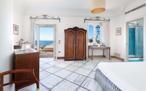 Villa Magnolia: Meubilair, Flooring, Interieur Ontwerp, Verdieping, Tafel, Zee, Plafond, Appartement, Toevlucht, Kamer