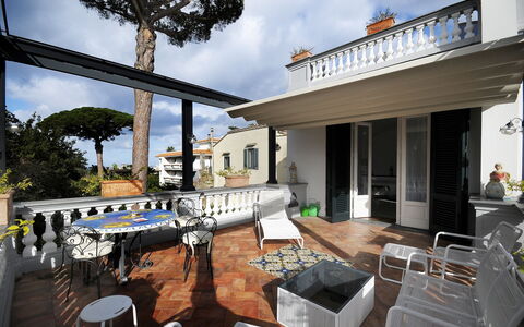 Villa Marion: Huis, Balkon, Appartement, Veranda, Kamerplant, Bloempot, Villa, Herenhuis, Outdoor Structuur