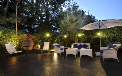 Villa Marion: Meubilair, Buitenmeubels, Toevlucht, Stoel, Eco Hotel, Schaduw, Tuin, Landscaping, Landschap Verlichting, Werf