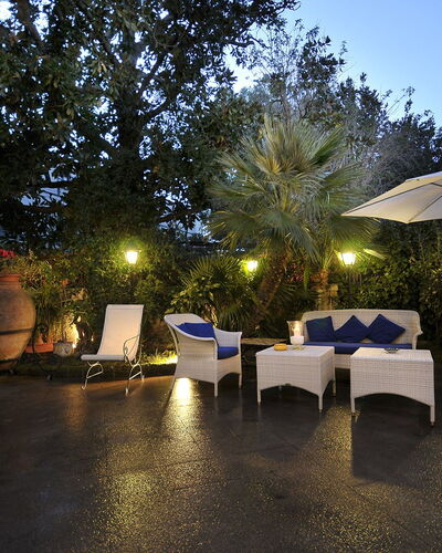 Villa Marion: Meubilair, Buitenmeubels, Toevlucht, Stoel, Eco Hotel, Schaduw, Tuin, Landscaping, Landschap Verlichting, Werf