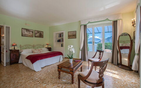 Villa Meridiana: Meubilair, Interieur Ontwerp, Kamer, Bed, Slaapkamer, Huis, Fotolijst, Linens, Hoofdkussen, Stoel