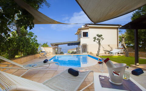 Villa Mouna: Zwembad, Buitenmeubels, Toevlucht, Schaduw, Paraplu, Stoel, Landgoed, Eco Hotel, Villa, Vrije Tijd