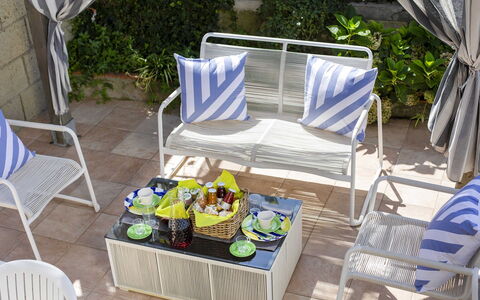 Villa Mouna: Meubilair, Buitenmeubels, Stoel, Tafel, Buitentafel, Tuin, Klapstoel, Patio, Kamerplant, Schaduw