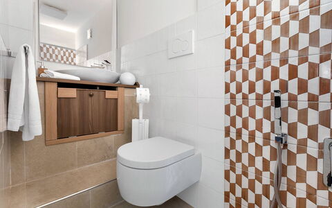Villa Mouna: Flooring, Loodgieterswerkinrichting, Interieur Ontwerp, Badkamer, Wc Bril, Verdieping, Toilet, Tegel, Loodgieter, Wastafel
