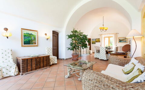 Villa Polluce: Meubilair, Flooring, Bloempot, Kamerplant, Stoel, Keuken En Eettafel, Woonkamer, Eetkamer, Vaas, Koffietafel
