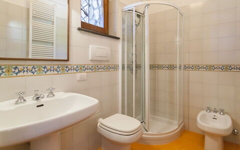 Villa Polluce: Flooring, Verdieping, Loodgieterswerkinrichting, Interieur Ontwerp, Badkamer, Wastafel, Kraan, Loodgieter, Wastafel In De Badkamer, Tegel