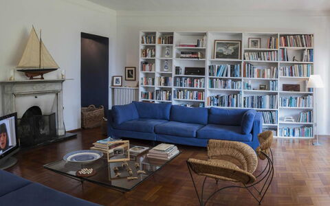 Villa Romantica: Meubilair, Boekenkast, Interieur Ontwerp, Bankstel, Flooring, Stellingen, Plank, Verdieping, Woonkamer, Hout