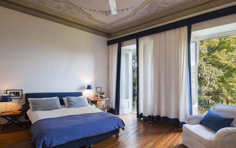 Villa Romantica: Interieur Ontwerp, Bed, Meubilair, Slaapkamer, Bedding, Hout, Verdieping, Flooring, Laken, Kamer