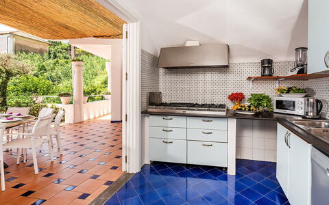 Villa Sole di Amalfi: Keuken, Flooring, Interieur Ontwerp, Verdieping, Major Appliance, Toestel Van De Keuken, Countertop, Meubilair, Huis, Tegel
