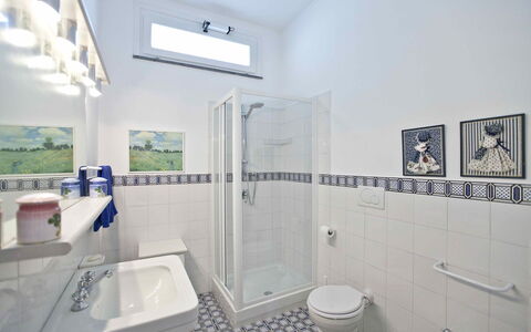 Villa Torre del Sole: Flooring, Verdieping, Interieur Ontwerp, Loodgieterswerkinrichting, Badkamer, Tegel, Loodgieter, Plafond, Toilet, Kamer