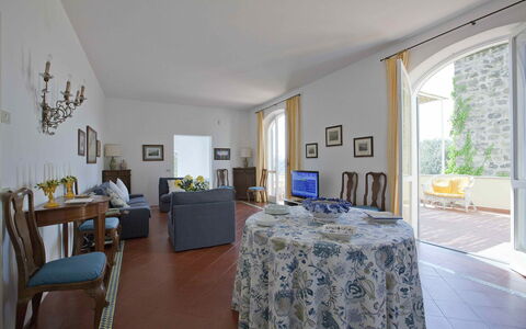 Villa Torre del Sole: Muur, Meubilair, Huis, Stoel, Appartement, Keuken En Eettafel, Eetkamer, Kamerplant, Bloempot, Villa