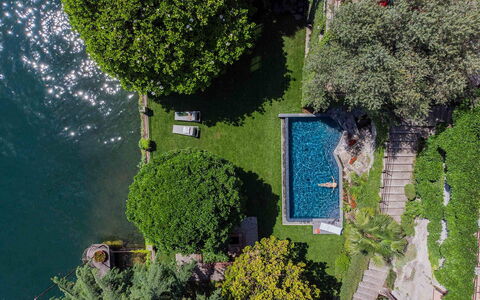 Villa Traversi: Zwemwater, Meer, Tuin, Landgoed, Zwembad, Toevlucht, Landscaping, Reservoir, Badplaats