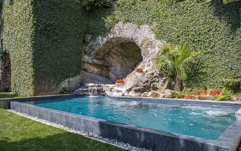 Villa Traversi: Tuin, Zwembad, Waterpartij, Vrije Tijd, Backyard, Landscaping, Ontwerp, Werf