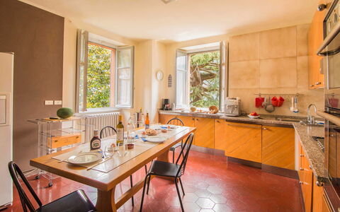 Villa Traversi: Meubilair, Interieur Ontwerp, Flooring, Keuken, Countertop, Hout, Verdieping, Toestel Van De Keuken, Plafond, Major Appliance