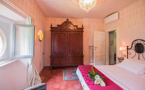 Villa Traversi: Muur, Meubilair, Interieur Ontwerp, Flooring, Verdieping, Slaapkamer, Plafond, Kamer, Huis, Bed