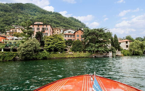 Villa Traversi: Water, Zwemwater, Boot, Watercraft, Waterweg, Huis, Waterloop, Kanaal, Meer, Bank