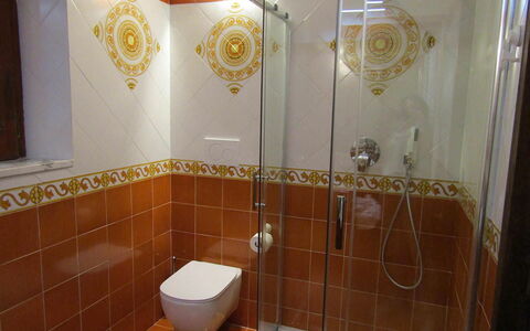 Villa Valeria: Loodgieterswerkinrichting, Badkamer, Interieur Ontwerp, Flooring, Verdieping, Tegel, Loodgieter, Kraan, Wastafel In De Badkamer, Douche
