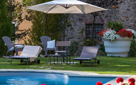 Villa Vorno: Paraplu, Meubilair, Buitenmeubels, Zwembad, Stoel, Buitentafel, Ligstoel, Schaduw, Tafel, Patio